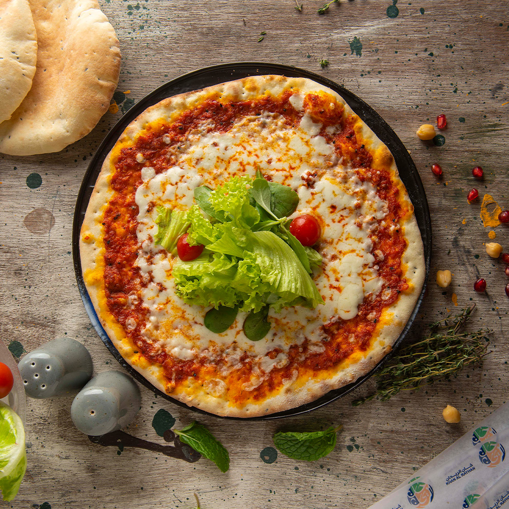 منؤشة محمرة بالجبنة