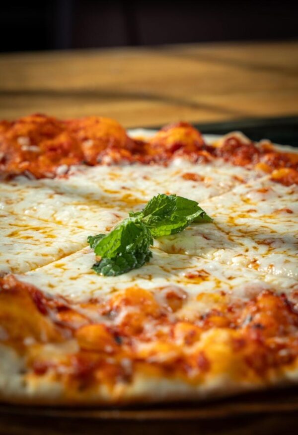 منؤشة محمرة بالجبنة