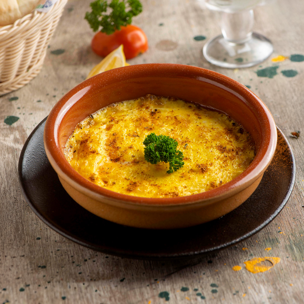 Plain omelet in a clay pot